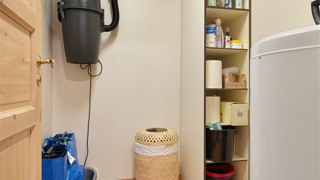 I tilknytning til vaskerommet er det en bod med sentralstøvsugerenhet.