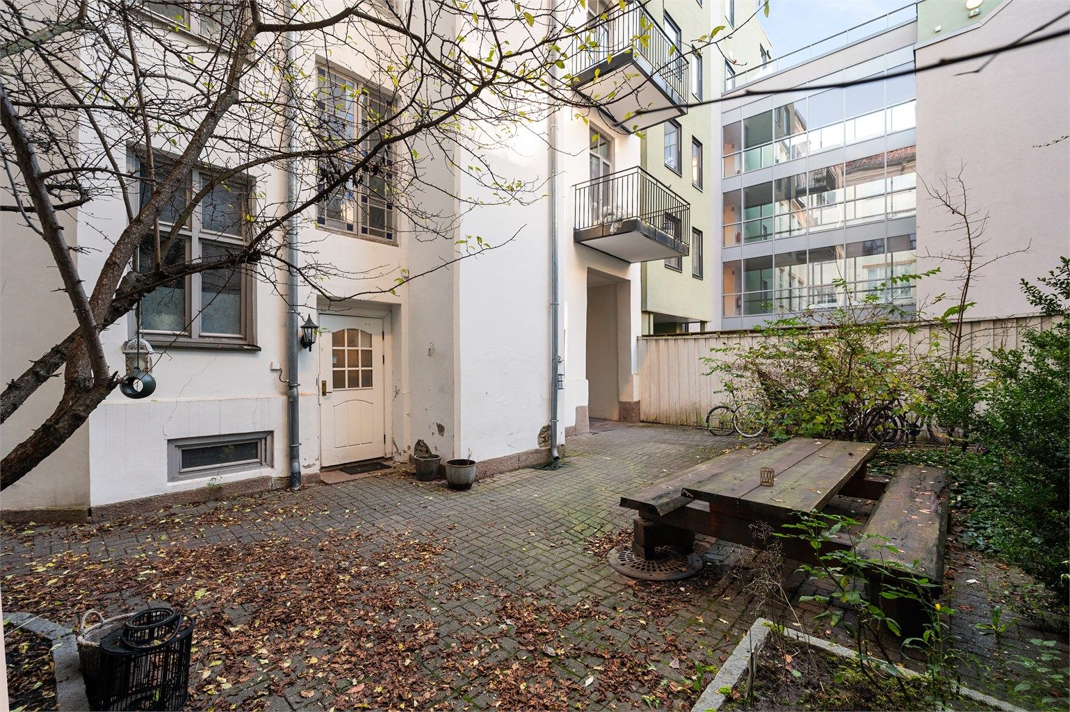 Tomten er videre opparbeidet med blant annet trær, prydbusker og diverse beplantning.