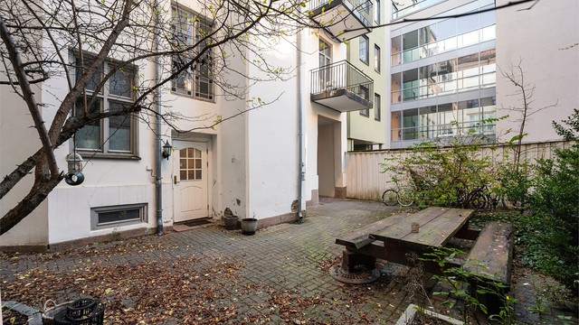 Tomten er videre opparbeidet med blant annet trær, prydbusker og diverse beplantning.