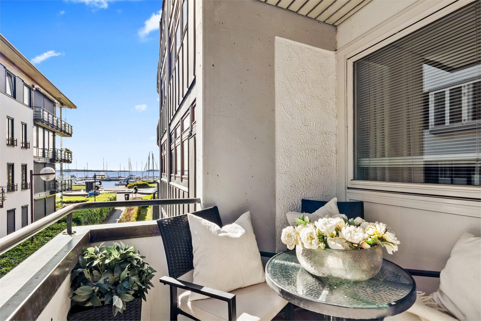 Nydelig utsikt mot havet og gjestehavna fra balkongen. Her har du morgensol