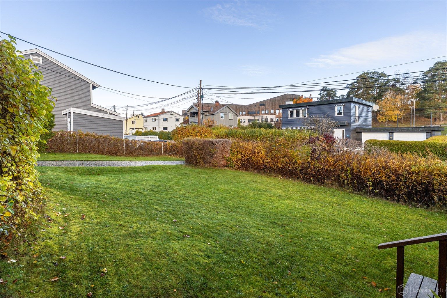 Tomten byr på gode lek- og oppholdsarealer for både barn og voksne, med flere naturlige soner som innbyr til lek, rekreasjon og avslapning. Her er det plass til sittegrupper, trampoline, hageaktiviteter og hyggelige sammenkomster for familie og venner.