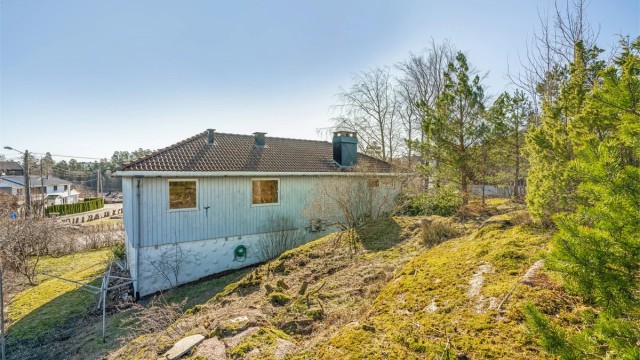 Tomten grenser direkte mot et friområde, som gir en unik følelse av å ha naturen tett på.