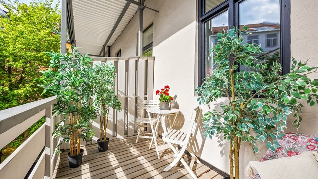 Her kan du innrede med en sittegruppe og bord. I følge selger er det sol på balkongen fra kl. 16:30-19:00.