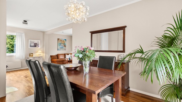 Spisestuen gir rom for et langbord som samler familie og venner til middager, feiringer og hyggelige sammenkomster.