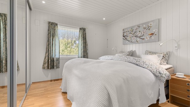 Soverom 1 med spei skyvedørsgarderobe