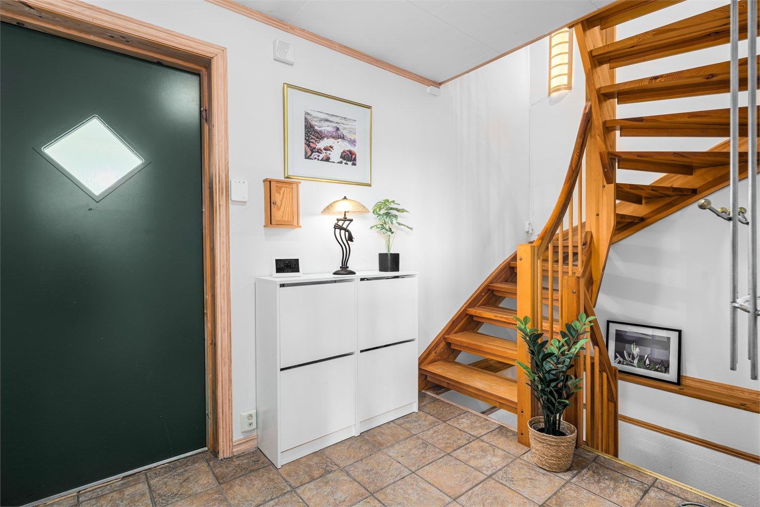 Entré med flislagt gulv med gulvvarme. 