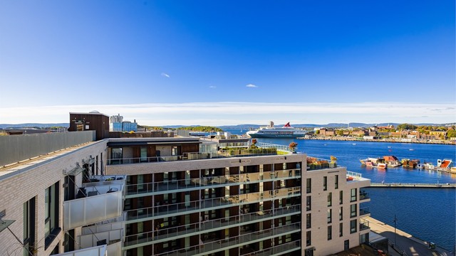 Sørenga er omkranset av sjøen med kort gangavstand via havnepromenaden til Bjørvika og Oslo S.