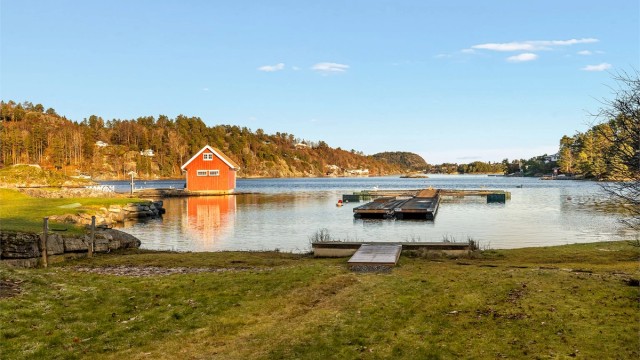 Felles bryggeanlegg med tilhørende båtplass. Båtplass og parkering er tinglyst.