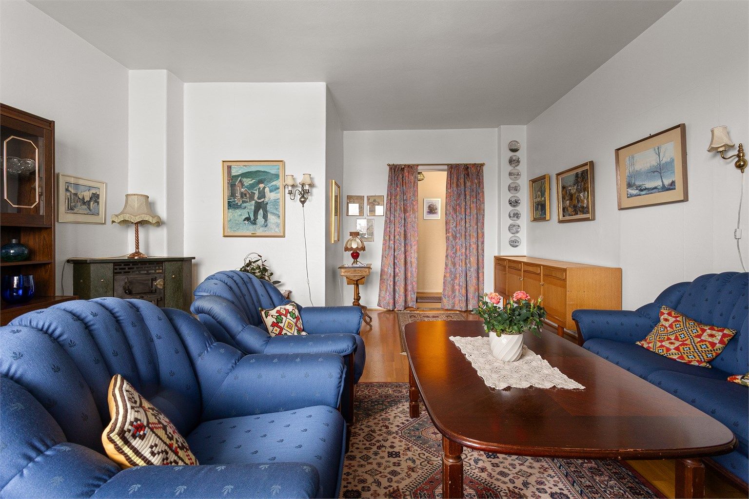 I bakgrunnen skimtes den originale vedkaminen som gir en god karakter til rommet. 