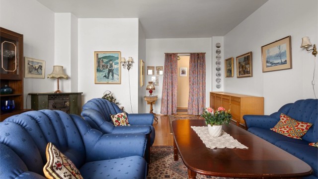 I bakgrunnen skimtes den originale vedkaminen som gir en god karakter til rommet.