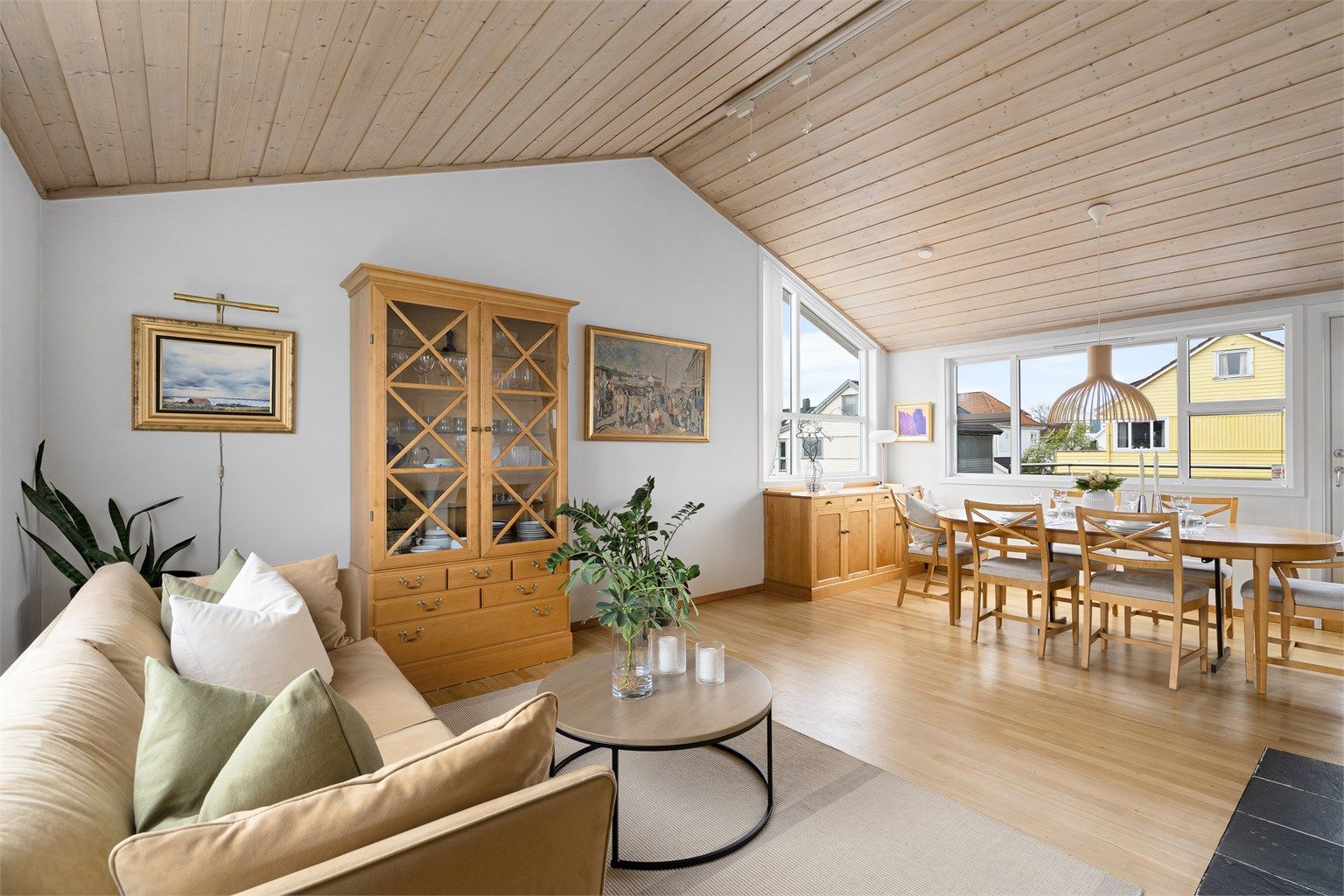 Åpent romfølelse, meget god takhøyde. Det er utgang til vestvendt og solrik terrasse.  