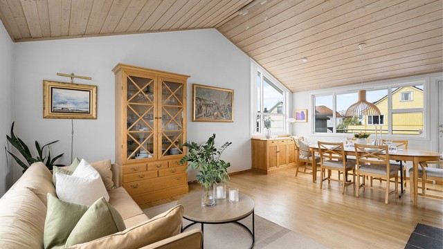 Åpent romfølelse, meget god takhøyde. Det er utgang til vestvendt og solrik terrasse.