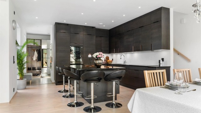 Benkeplaten er av solid granitt, et slitesterkt og elegant materialvalg.