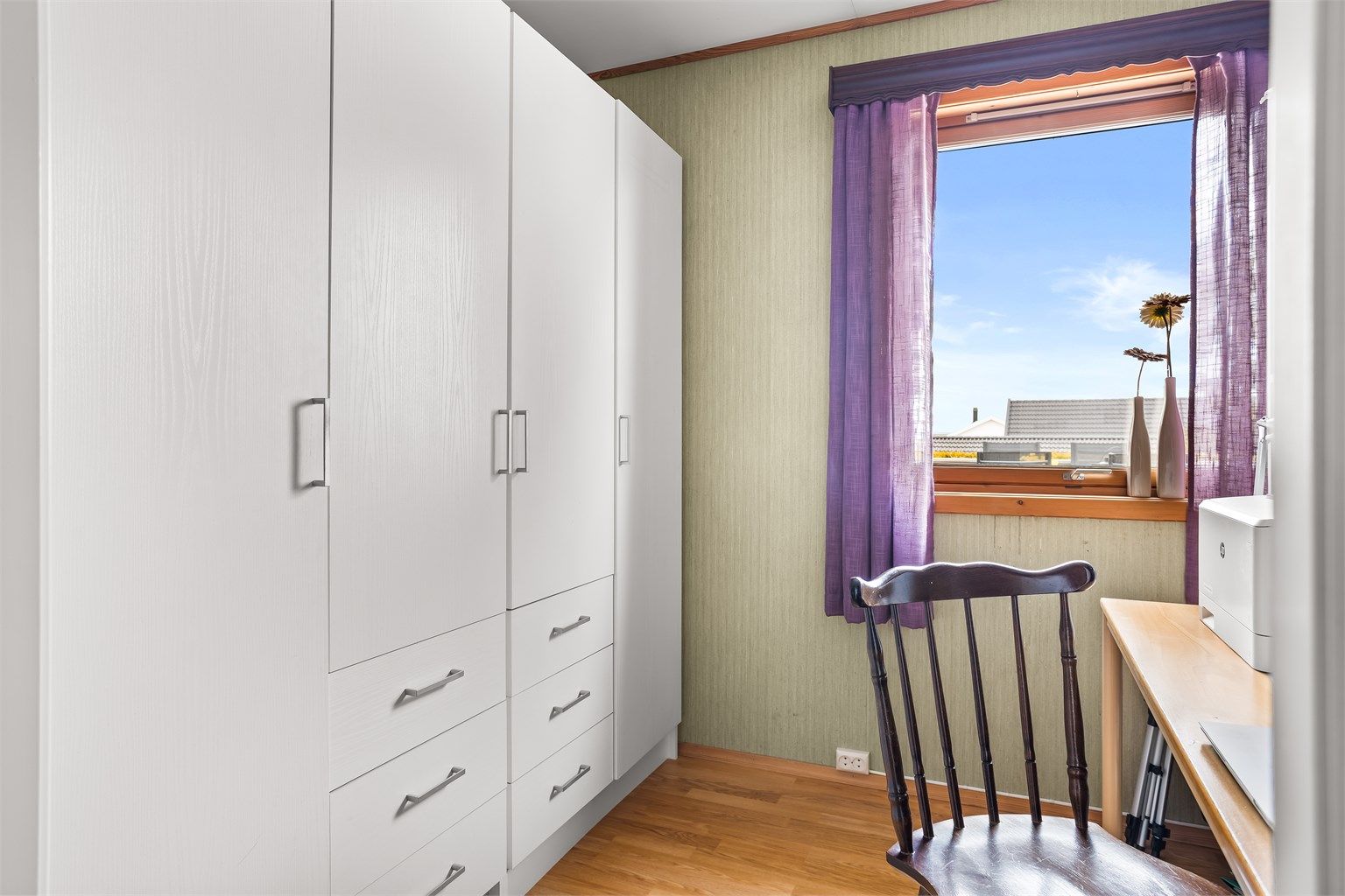 Kontoret i første etasje er praktisk innredet med garderobeskap.