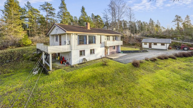 Flott enebolig ca. 10 minutter fra sentrum. Til Arendal tar det ca. 20 minutter fra eiendommen.