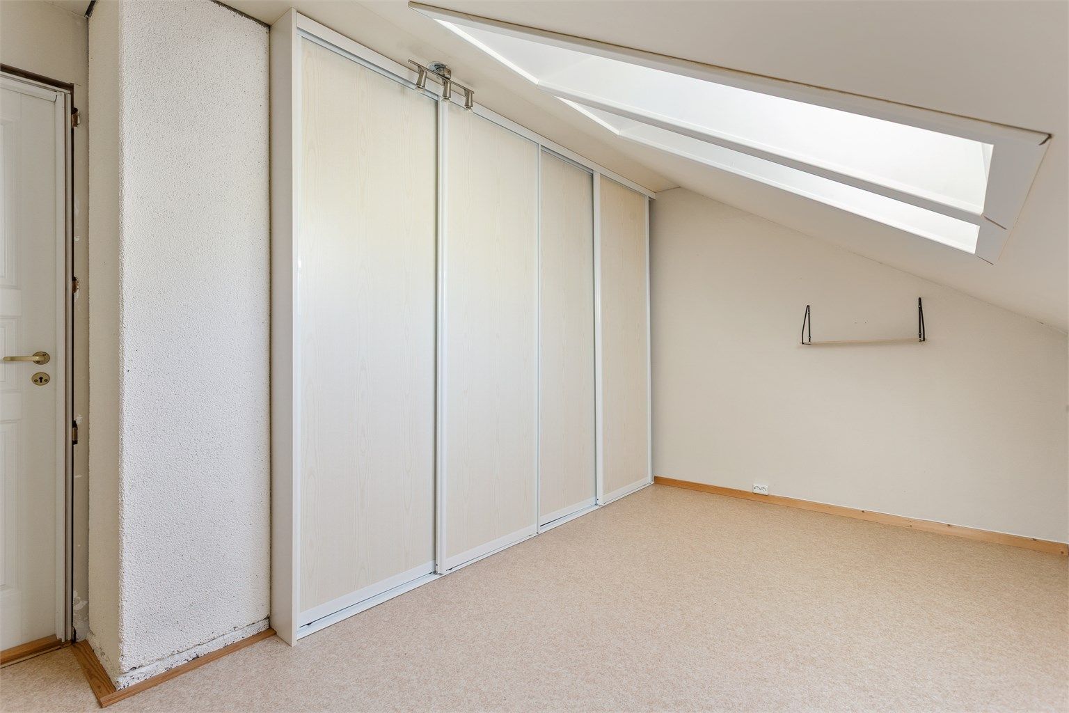 I bodrommet er det en stor skyvedørsgarderobe gir rikelig med oppbevaringsplass.