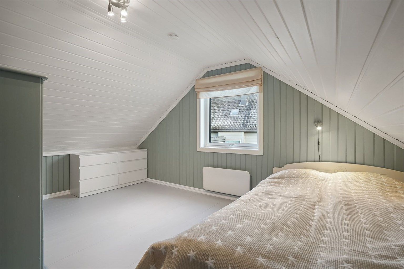 Stort og fint soverom på loftet 