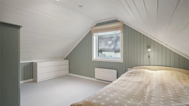 Stort og fint soverom på loftet