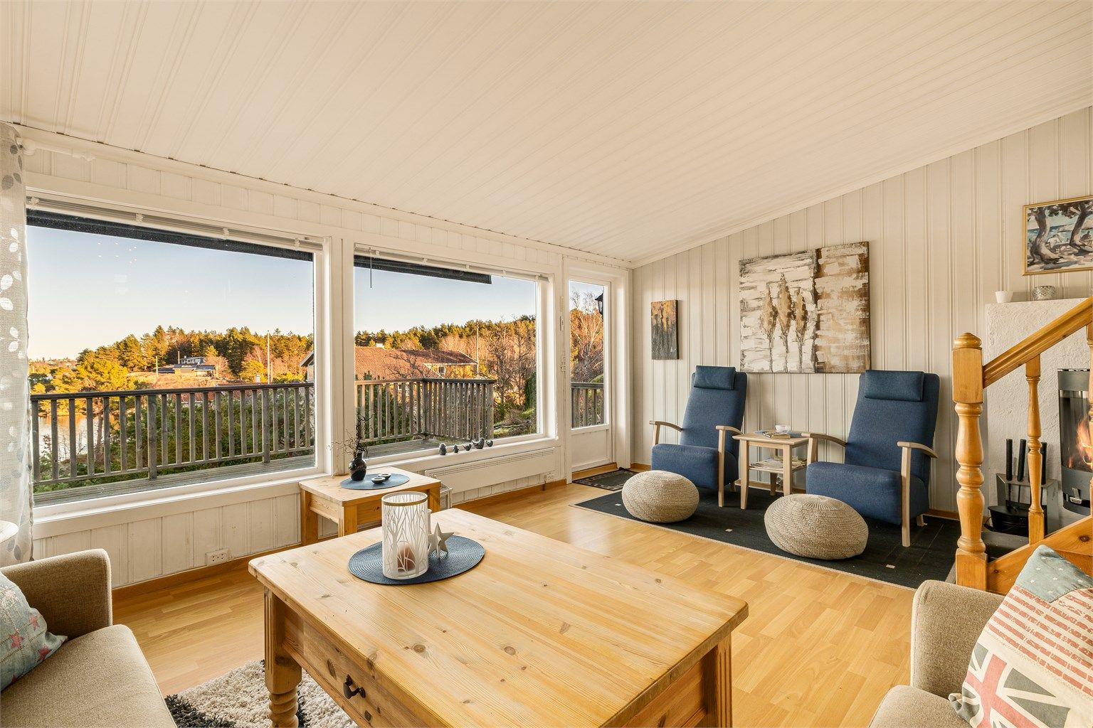 Store vinduer rammer inn utsikten og slipper inn rikelig med dagslys.