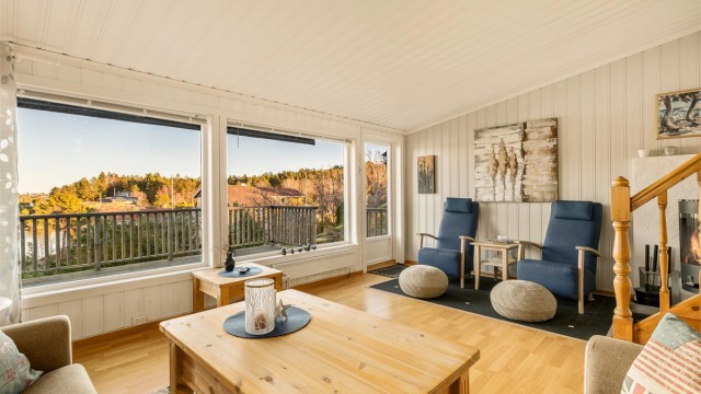 Store vinduer rammer inn utsikten og slipper inn rikelig med dagslys.