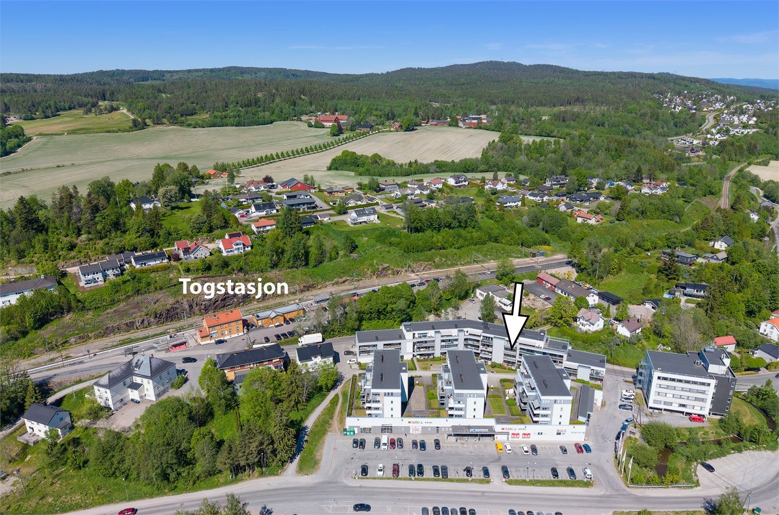 Leiligheten har garasjeplass og heis, og ligger i umiddelbar nærhet til tog/buss, kjøpesenter, marka med mer