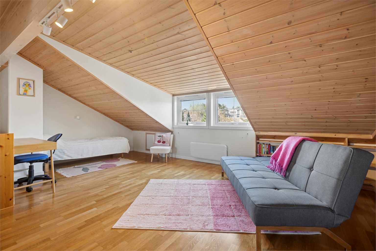 Godt gjennomlys fra store vindusflater gir godt med naturlig lys, mens flotte takvinkler og åpen himling skaper en luftig og romslig atmosfære.