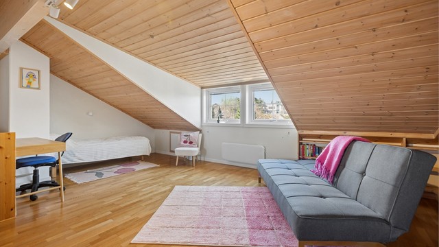 Godt gjennomlys fra store vindusflater gir godt med naturlig lys, mens flotte takvinkler og åpen himling skaper en luftig og romslig atmosfære.