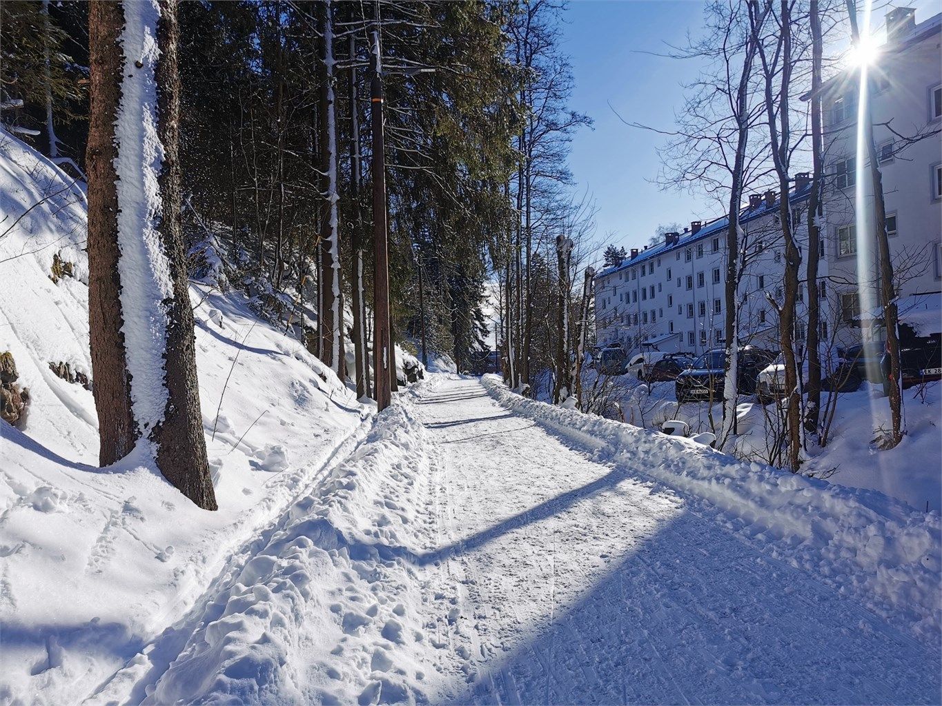 Lysløypene starter rett utenfor oppgangen. Beliggenheten er ett eldorado for turskisykkelentusiaster