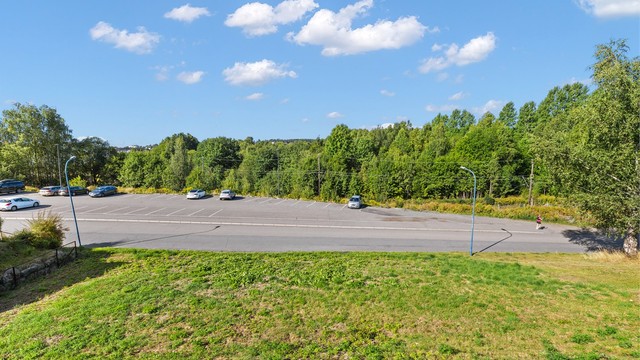 Grønne omgivelser med umiddelbar nærhet til turveiene innover i marka.