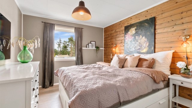 En fondvegg i trepanel gir rommet en lun og varm karakter.