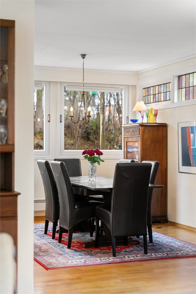 Vinduene i spisestuen vender ut mot hagen.