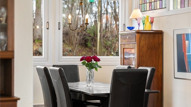 Vinduene i spisestuen vender ut mot hagen.