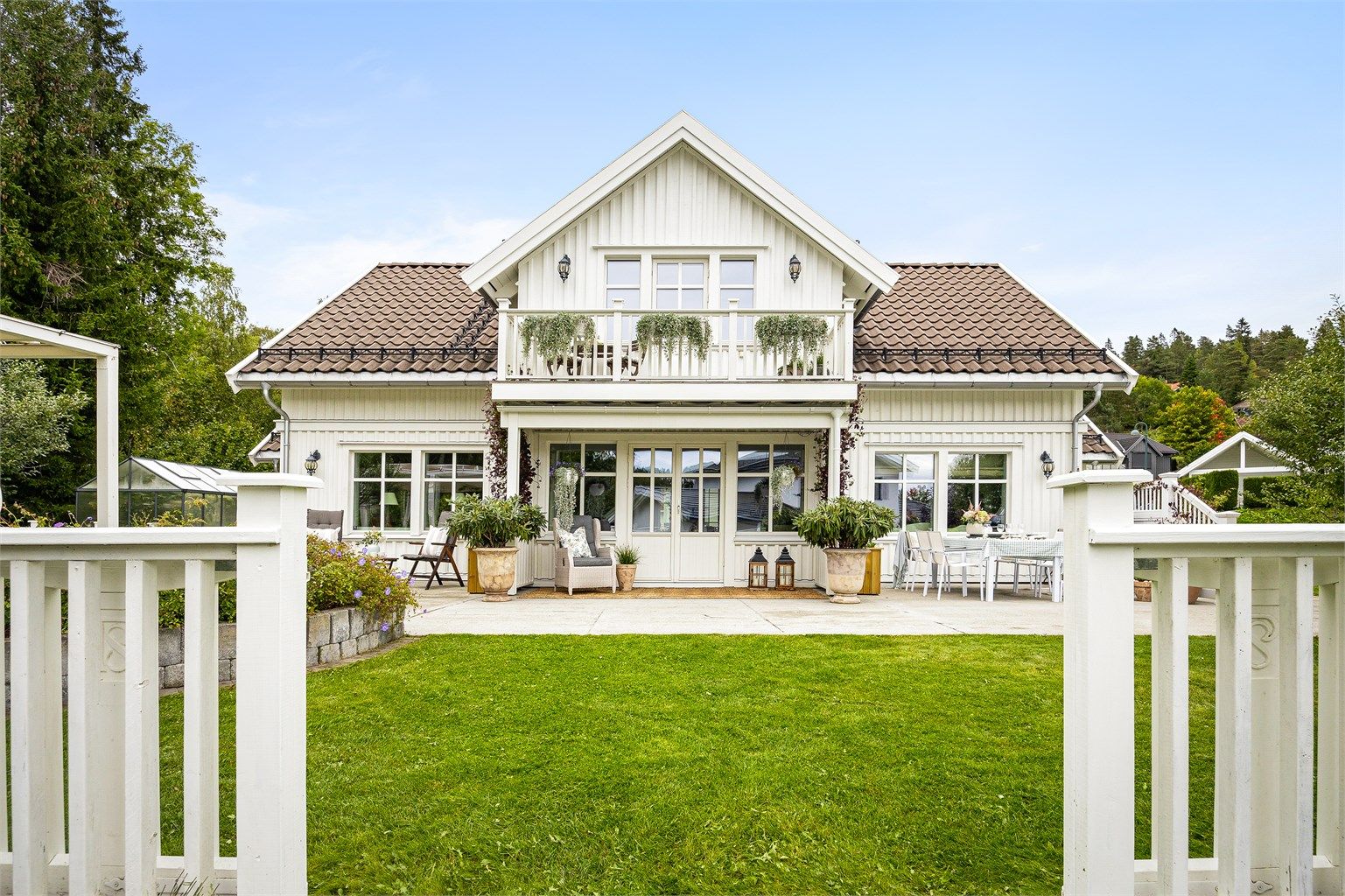 Den store, sørvestvendte uteplassen på ca. 135 m² er et samlingspunkt utendørs.