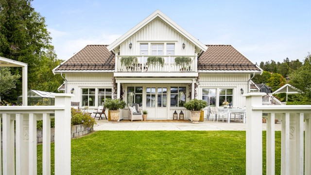 Den store, sørvestvendte uteplassen på ca. 135 m² er et samlingspunkt utendørs.