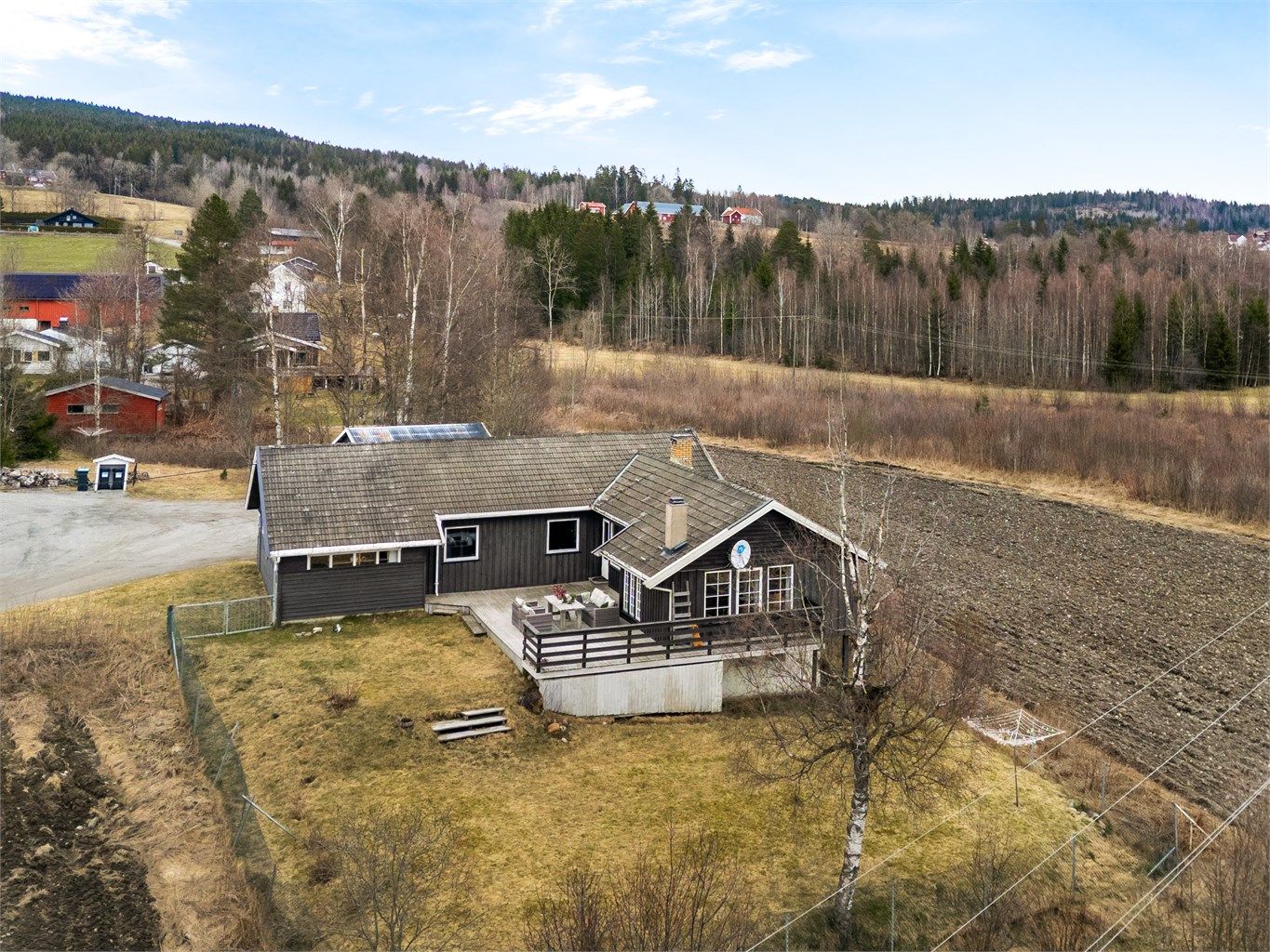Eiendommen byr på rikelig med plass, med både en integrert garasje og en frittstående dobbelgarasje. Fra stuen er det utgang til en terrasse på hele 54 m².