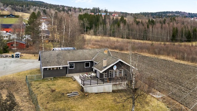 Eiendommen byr på rikelig med plass, med både en integrert garasje og en frittstående dobbelgarasje. Fra stuen er det utgang til en terrasse på hele 54 m².