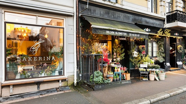 Området rundt leiligheten er kjent for sitt varierte utvalg av lokale restauranter, kafeer og barer, samt eksklusive spesial- og delikatesseforretninger som skiller seg ut fra andre deler av byen.