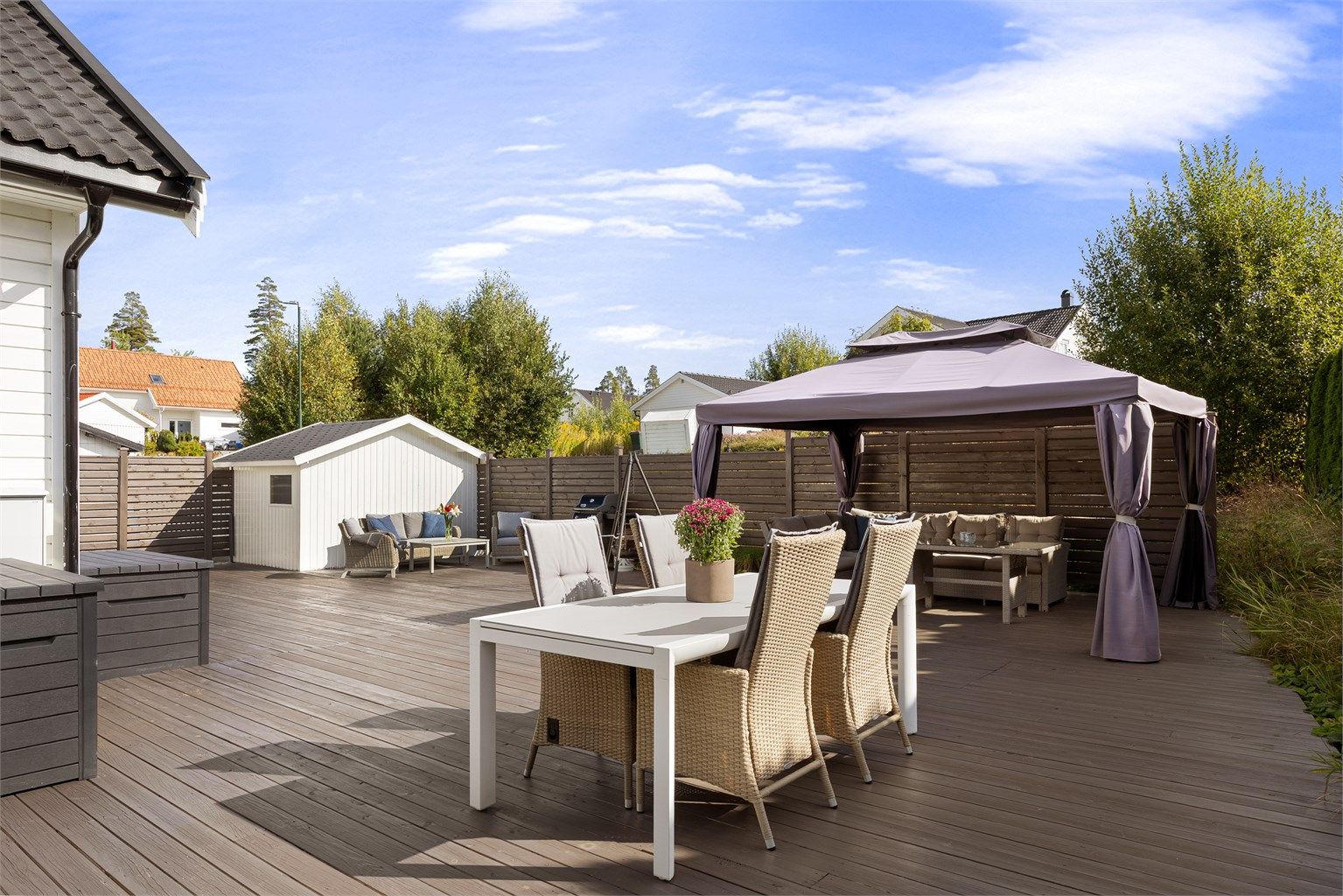 Terrasse utenfor inngangspartiet 