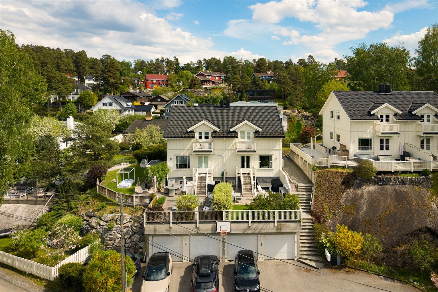 Boligen har en innholdsrik planløsning over tre plan med to stuer, samt garasje med elbillader.
Foto: Lars Gartå