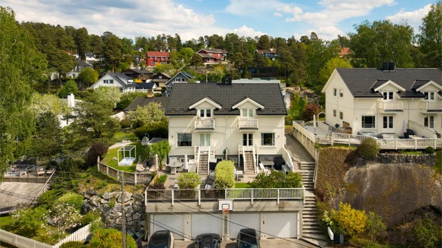 Boligen har en innholdsrik planløsning over tre plan med to stuer, samt garasje med elbillader.
Foto: Lars Gartå