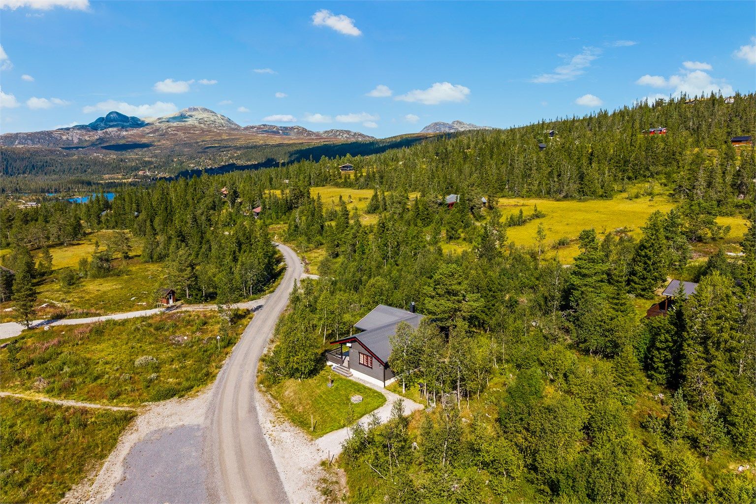 Naturen i området er vakker og variert med høyreiste fjelltopper, vakre fjellvann, grønne skoger og beitemark. 