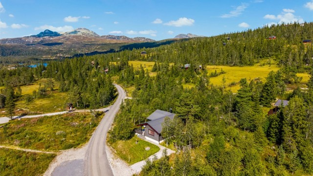 Naturen i området er vakker og variert med høyreiste fjelltopper, vakre fjellvann, grønne skoger og beitemark.