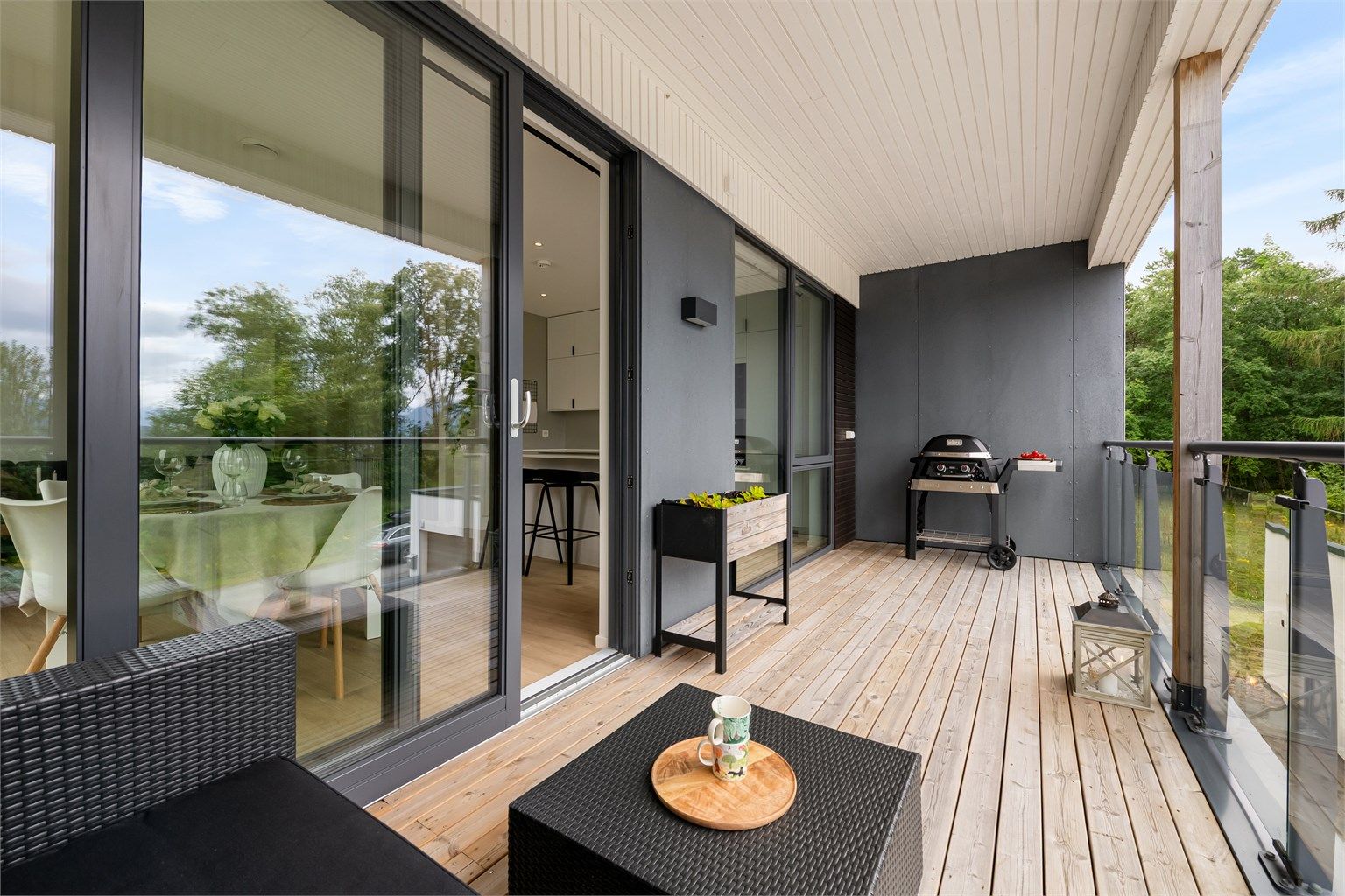 Balkongen har god plass til sittegruppe og grill.