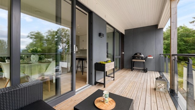 Balkongen har god plass til sittegruppe og grill.