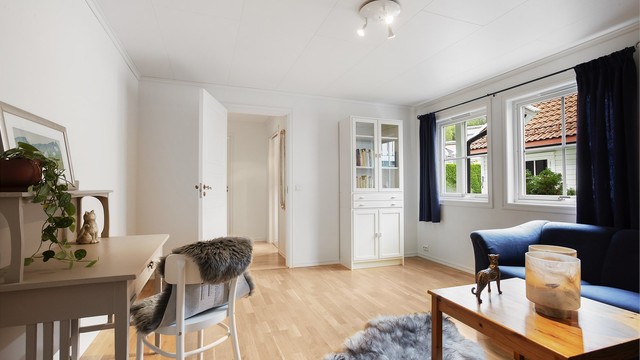 Det er 3-stavs eikeparkett på gulvet.