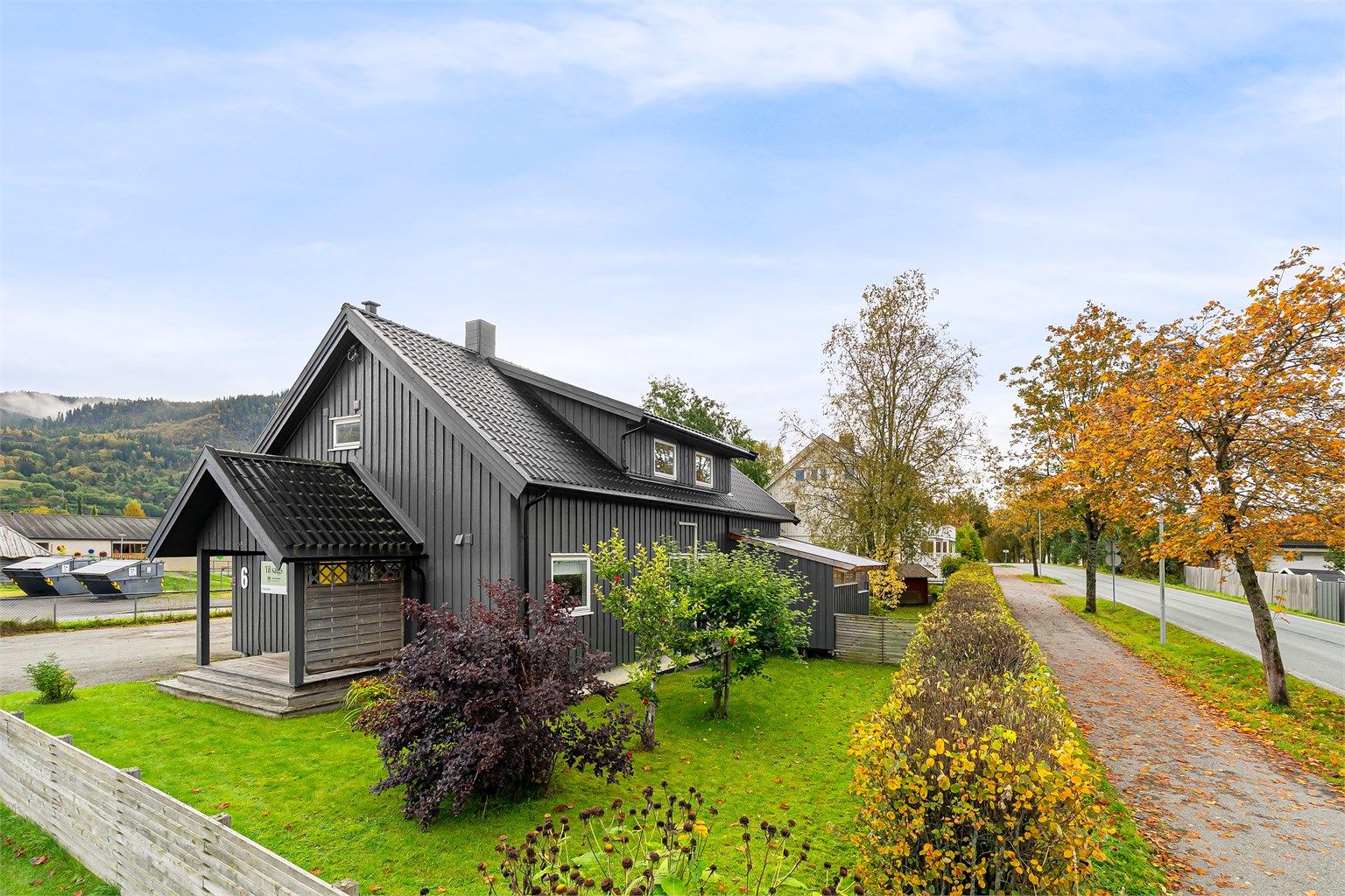 Boligen grenser til en trygg gang- og sykkelvei i et etablert boligområde.