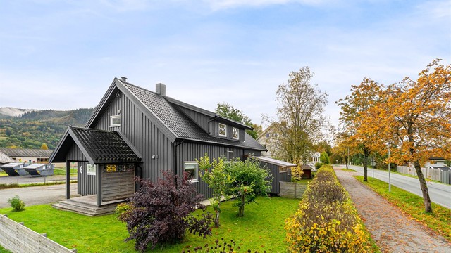 Boligen grenser til en trygg gang- og sykkelvei i et etablert boligområde.
