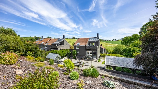 Boligen ligger i et etablert og populært boligområde på Holt/Vestvollen.
