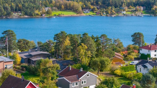 Blåskjellveien 3 har en solerik og sjønær beliggenhet.