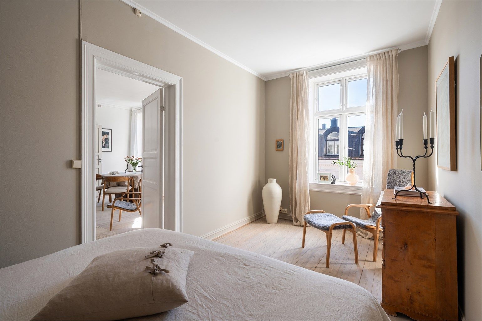 Soverommet har en åpen og god romfølelse med delikate overflater. 